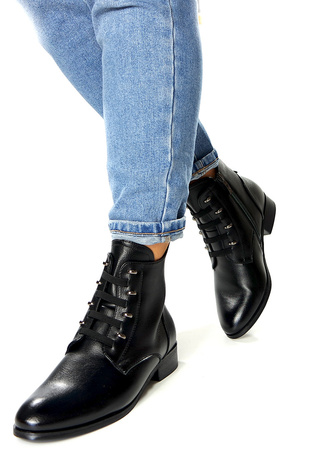 Damskie czarne krótkie botki na na niskiej podeszwie Potocki