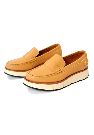 Damskie camelowe rude brązowe wciągane klasyczne mokasyny na koturnie ze skóry