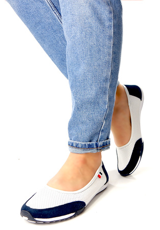 Damskie białe skórzane bardzo elastyczne i lekkie wciągane półbuty