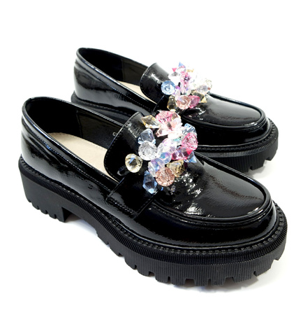 Damskie czarne lakierowane półbuty z kamieniami