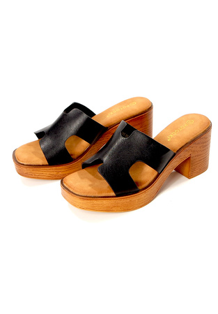 Damskie czarne klapki na słupku i platformie Potocki