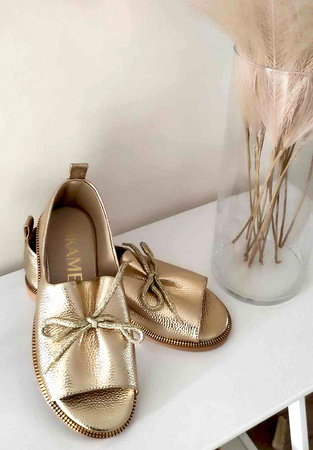 Damskie złote niskie sandały saszki