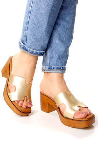 Damskie beżowe klapki na słupku i platformie Potocki