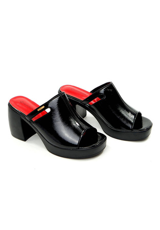 Damskie czarne lakierowane klapki na obcasie