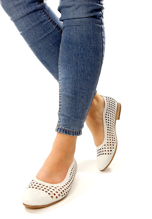 Damskie białe ażurowe baleriny z miękkiego materiału Potocki