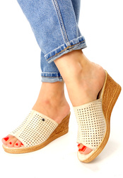 Damskie złote klapki ażurowe na wyższym koturnie
