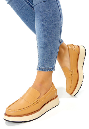 Damskie camelowe rude brązowe wciągane klasyczne mokasyny na koturnie ze skóry