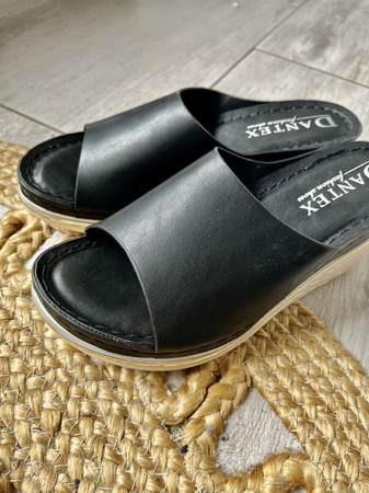 Damskie czarne klapki na koturnie