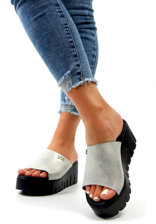 Damskie srebrne klapki na koturnie