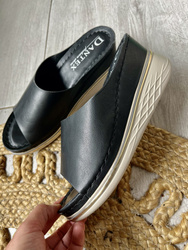 Damskie czarne klapki na koturnie