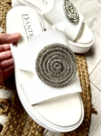 Damskie białe klapki na koturnie platformie