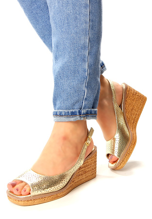 Damskie złote sandały na wyższym koturnie