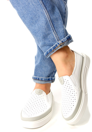 Damskie białe bardzo lekkie szersze skórzane półbuty z gumkami