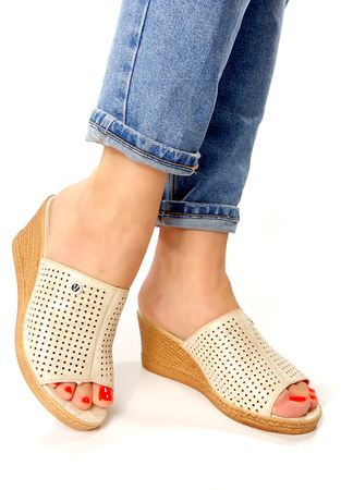 Damskie złote klapki ażurowe na wyższym koturnie