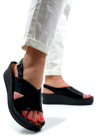 Damskie czarne sandały koturn