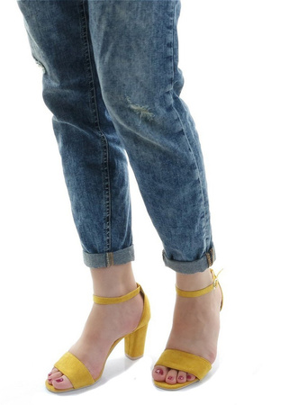 Damskie delikatne sandały w kolorze żółtym