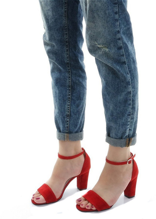 Damskie delikatne sandały w kolorze czerwonym