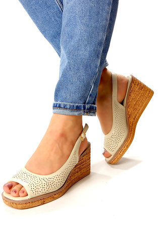 Damskie beżowe sandały na wyższym koturnie