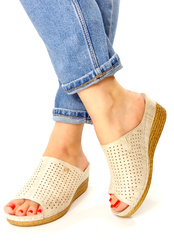 Damskie złote klapki ażurowe na niższym koturnie