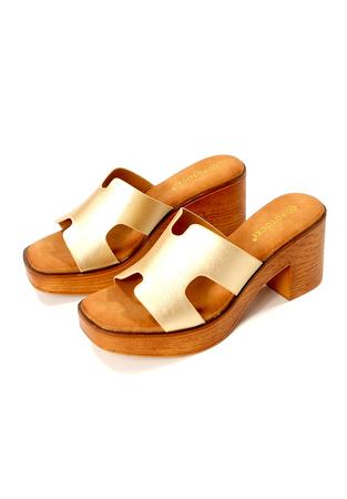 Damskie beżowe klapki na słupku i platformie Potocki