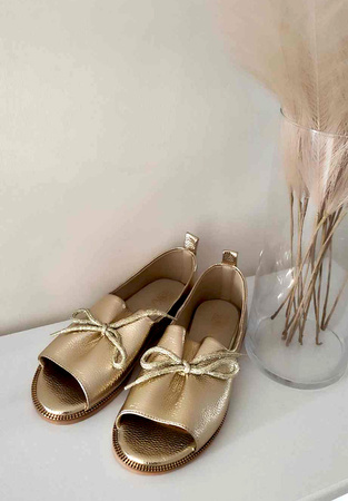 Damskie złote niskie sandały saszki